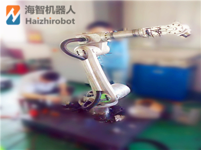 海智机器人员工正在进行工业机器人本体组装